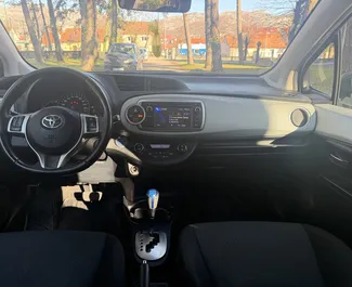 Vista frontale di un noleggio Toyota Yaris a Budva, Montenegro ✓ Auto #15235. ✓ Cambio Automatico TM ✓ 0 recensioni.