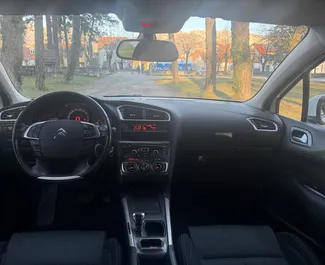 Vista frontale di un noleggio Citroen C4 a Budva, Montenegro ✓ Auto #15254. ✓ Cambio Automatico TM ✓ 0 recensioni.