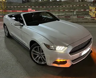 Vista frontale di un noleggio Ford Mustang Cabrio a Baku, Azerbaigian ✓ Auto #15245. ✓ Cambio Automatico TM ✓ 0 recensioni.