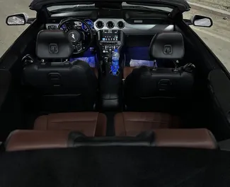 Ford Mustang Cabrio 2018 disponibile per il noleggio a Baku, con limite di chilometraggio di illimitato.