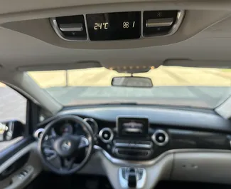Mercedes-Benz V-Class 2016 disponibile per il noleggio in Bar, con limite di chilometraggio di illimitato.