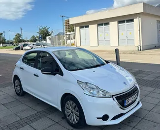 Vista frontale di un noleggio Peugeot 208 in Bar, Montenegro ✓ Auto #15200. ✓ Cambio Manuale TM ✓ 0 recensioni.