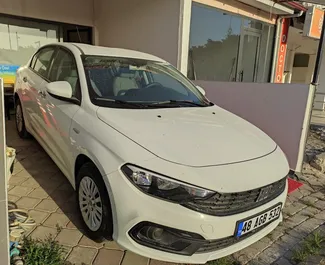 Vista frontale di un noleggio Fiat Egea a Fethiye, Turchia ✓ Auto #11778. ✓ Cambio Manuale TM ✓ 1 recensioni.