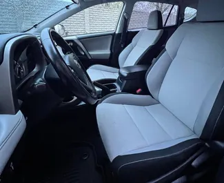 Motore Ibrido da 2,5L di Toyota Rav4 2018 per il noleggio a Kutaisi.