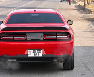 Noleggio Dodge Challenger. Auto Premium, Lusso per il noleggio in Armenia ✓ Cauzione di Deposito di 500 USD ✓ Opzioni assicurative RCT, SCDW, FDW, All'estero.