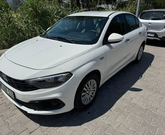 Vista frontale di un noleggio Fiat Egea a Fethiye, Turchia ✓ Auto #11756. ✓ Cambio Manuale TM ✓ 6 recensioni.