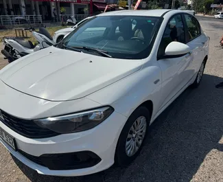 Vista frontale di un noleggio Fiat Egea a Fethiye, Turchia ✓ Auto #11780. ✓ Cambio Manuale TM ✓ 0 recensioni.