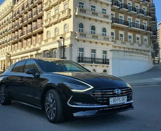 Vista frontale di un noleggio Hyundai Sonata all'aeroporto di Baku, Azerbaigian ✓ Auto #15238. ✓ Cambio Automatico TM ✓ 0 recensioni.