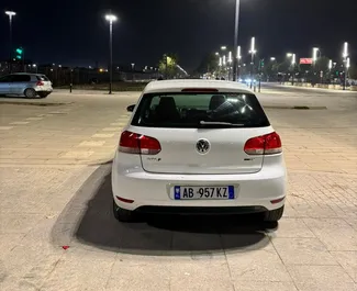 Noleggio Volkswagen Golf 6. Auto Economica, Comfort per il noleggio in Albania ✓ Cauzione di Deposito di 100 EUR ✓ Opzioni assicurative RCT.