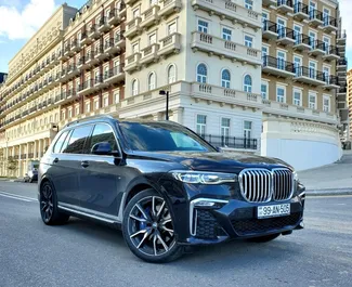Vista frontale di un noleggio BMW X7 all'aeroporto di Baku, Azerbaigian ✓ Auto #15243. ✓ Cambio Automatico TM ✓ 0 recensioni.