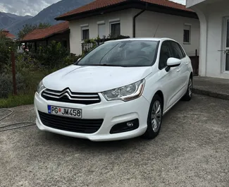 Vista frontale di un noleggio Citroen C4 in Bar, Montenegro ✓ Auto #15201. ✓ Cambio Automatico TM ✓ 0 recensioni.