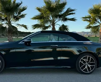 Mercedes-Benz E-Class Cabrio 2023 disponibile per il noleggio ad Alicante, con limite di chilometraggio di 250 km/giorno.