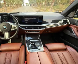 BMW X7 2025 disponibile per il noleggio ad Alicante, con limite di chilometraggio di 250 km/giorno.