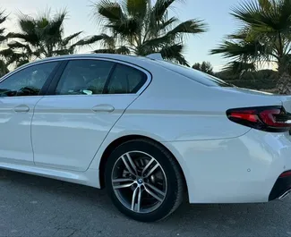 BMW 530d 2022 disponibile per il noleggio ad Alicante, con limite di chilometraggio di 200 km/giorno.