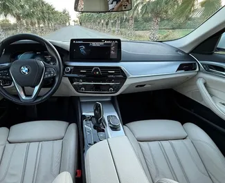 Interni di BMW 530d in affitto in Spagna. Un'ottima auto da 5 posti con cambio Automatico.