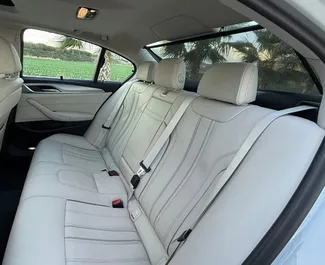 BMW 530d 2022 con sistema A trazione integrale, disponibile ad Alicante.