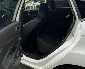 Vista frontale di un noleggio Ford Fiesta all'aeroporto di Tirana, Albania ✓ Auto #15265. ✓ Cambio Automatico TM ✓ 0 recensioni.