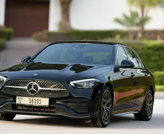 Vista frontale di un noleggio Mercedes-Benz C200 a Dubai, Emirati Arabi Uniti ✓ Auto #6160. ✓ Cambio Automatico TM ✓ 0 recensioni.