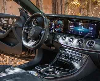 Mercedes-Benz E53 AMG 2024 disponibile per il noleggio a Dubai, con limite di chilometraggio di 250 km/giorno.