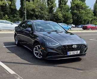 Vista frontale di un noleggio Hyundai Sonata a Kutaisi, Georgia ✓ Auto #14107. ✓ Cambio Automatico TM ✓ 0 recensioni.