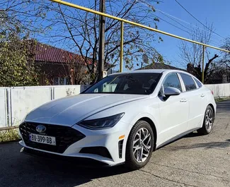 Vista frontale di un noleggio Hyundai Sonata a Kutaisi, Georgia ✓ Auto #14106. ✓ Cambio Automatico TM ✓ 0 recensioni.