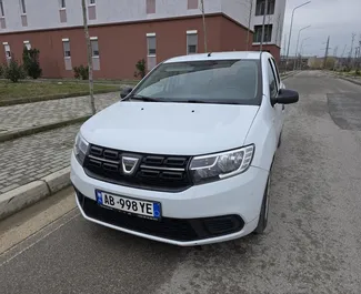 Vista frontale di un noleggio Dacia Sandero all'aeroporto di Tirana, Albania ✓ Auto #15392. ✓ Cambio Manuale TM ✓ 0 recensioni.