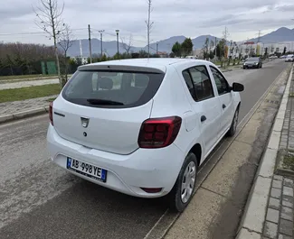 Motore Diesel da 1,5L di Dacia Sandero 2019 per il noleggio all'aeroporto di Tirana.