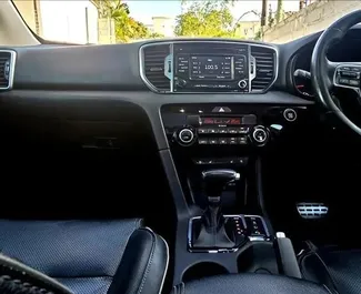 Vista frontale di un noleggio Kia Sportage all'aeroporto di Mauritius, Mauritius ✓ Auto #15380. ✓ Cambio Automatico TM ✓ 0 recensioni.