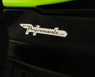 Interni di Lamborghini Urus in affitto negli Emirati Arabi Uniti. Un'ottima auto da 5 posti con cambio Automatico.