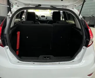 Ford Fiesta 2016 con sistema A trazione anteriore, disponibile all'aeroporto di Tirana.