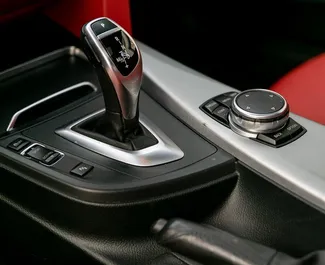 Interni di BMW 430i Cabrio in affitto in Georgia. Un'ottima auto da 5 posti con cambio Automatico.