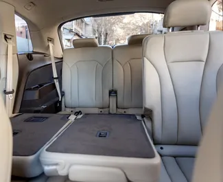Interni di Audi Q7 in affitto in Georgia. Un'ottima auto da 7 posti con cambio Automatico.
