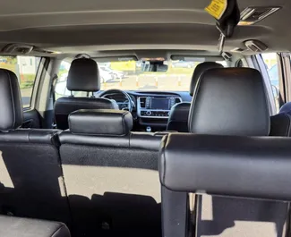 Toyota Highlander 2019 disponibile per il noleggio a Tbilisi, con limite di chilometraggio di illimitato.