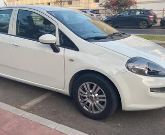 Vista frontale di un noleggio Fiat Punto a Benalmadena, Spagna ✓ Auto #15294. ✓ Cambio Manuale TM ✓ 0 recensioni.