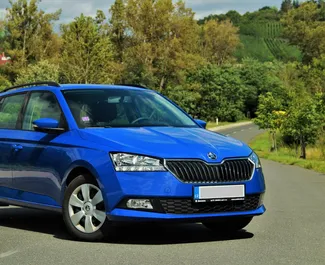 Vista frontale di un noleggio Skoda Fabia Combi a Budapest, Ungheria ✓ Auto #15250. ✓ Cambio Manuale TM ✓ 0 recensioni.