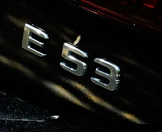 Interni di Mercedes-Benz E53 AMG in affitto negli Emirati Arabi Uniti. Un'ottima auto da 4 posti con cambio Automatico.