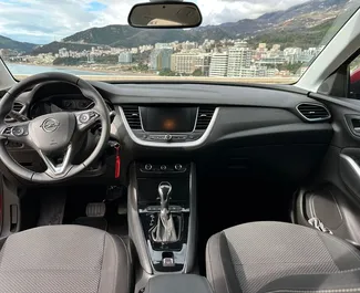 Interni di Opel Grandland X in affitto in Montenegro. Un'ottima auto da 5 posti con cambio Automatico.