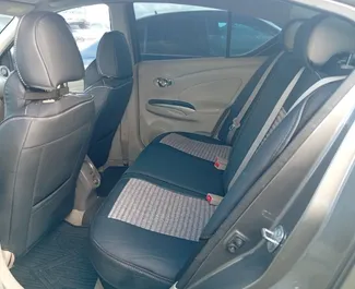 Nissan Sunny 2015 disponibile per il noleggio a Baku, con limite di chilometraggio di illimitato.