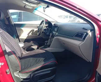 Interni di Hyundai Elantra in affitto in Azerbaigian. Un'ottima auto da 5 posti con cambio Automatico.
