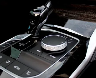 BMW 420i Cabrio 2023 disponibile per il noleggio a Dubai, con limite di chilometraggio di 250 km/giorno.