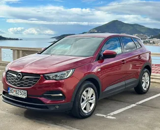 Vista frontale di un noleggio Opel Grandland X a Rafailovici, Montenegro ✓ Auto #15401. ✓ Cambio Automatico TM ✓ 0 recensioni.