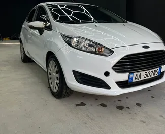 Interni di Ford Fiesta in affitto in Albania. Un'ottima auto da 5 posti con cambio Automatico.