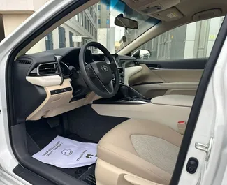 Noleggio Toyota Camry. Auto Comfort, Premium per il noleggio negli Emirati Arabi Uniti ✓ Cauzione di Deposito di 1000 AED ✓ Opzioni assicurative RCT.