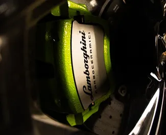 Lamborghini Urus 2025 disponibile per il noleggio a Dubai, con limite di chilometraggio di 250 km/giorno.