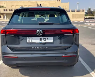 Interni di Volkswagen Tiguan in affitto negli Emirati Arabi Uniti. Un'ottima auto da 5 posti con cambio Automatico.