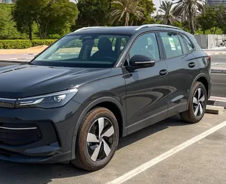 Volkswagen Tiguan 2025 disponibile per il noleggio a Dubai, con limite di chilometraggio di 150 km/giorno.
