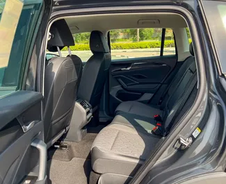 Vista frontale di un noleggio Volkswagen Tiguan a Dubai, Emirati Arabi Uniti ✓ Auto #12264. ✓ Cambio Automatico TM ✓ 0 recensioni.