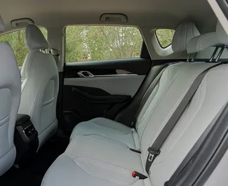 Geely Coolray 2026 disponibile per il noleggio a Dubai, con limite di chilometraggio di 200 km/giorno.