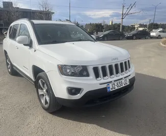 Vista frontale di un noleggio Jeep Compass a Tbilisi, Georgia ✓ Auto #15306. ✓ Cambio Automatico TM ✓ 1 recensioni.