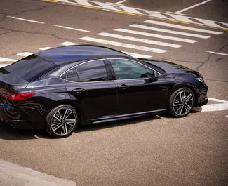 Toyota Camry 2024 disponibile per il noleggio a Yerevan, con limite di chilometraggio di illimitato.